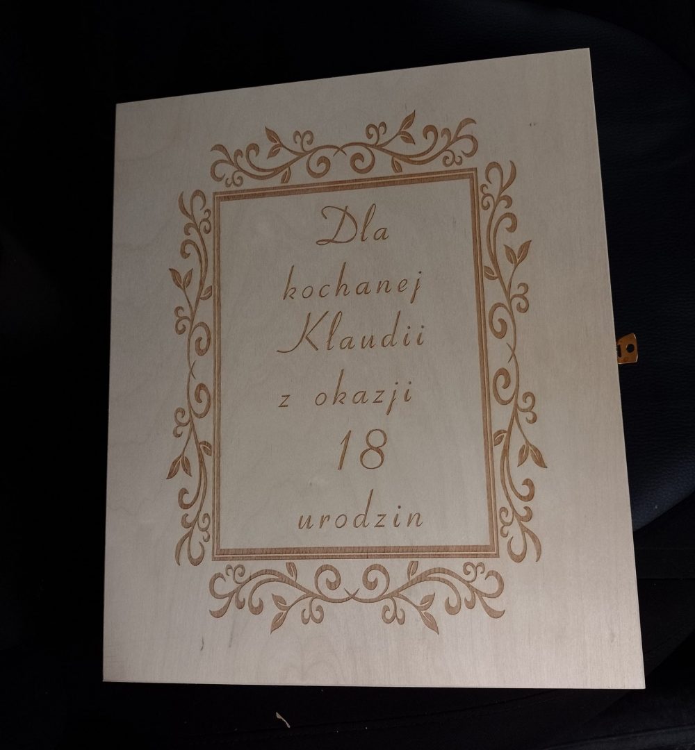 Szklanki z grawerem na urodziny w skrzyneczce z grawerem - obrazek 2